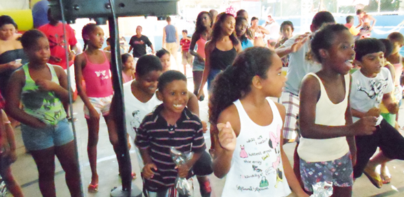 Páscoa no Chapéu Mangueira, um evento da Maneh Produções, projeto premiado. As crianças passaram a tarde se divertindo e se deliciando com a distribuição de chocolates